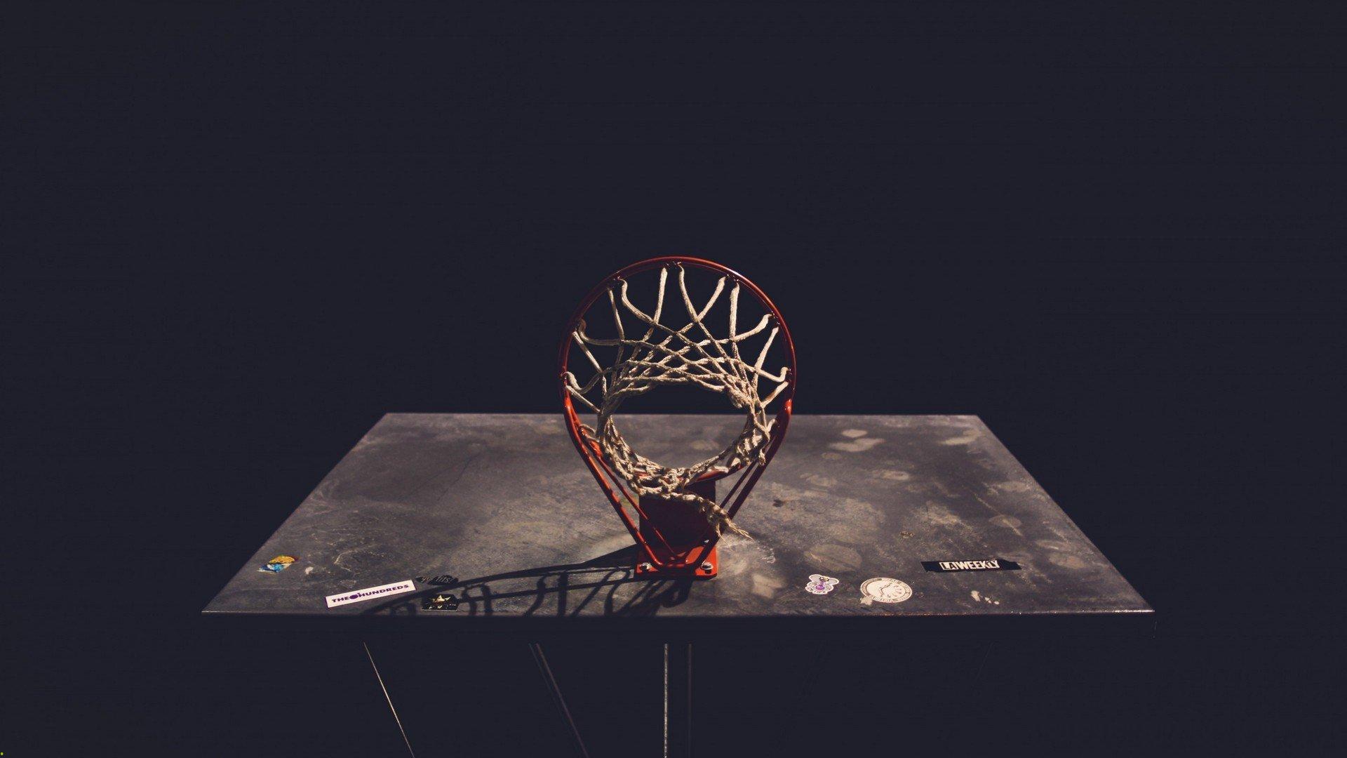 NBA季后赛激战正酣,勇士队逆转取胜,库里再创历史纪录