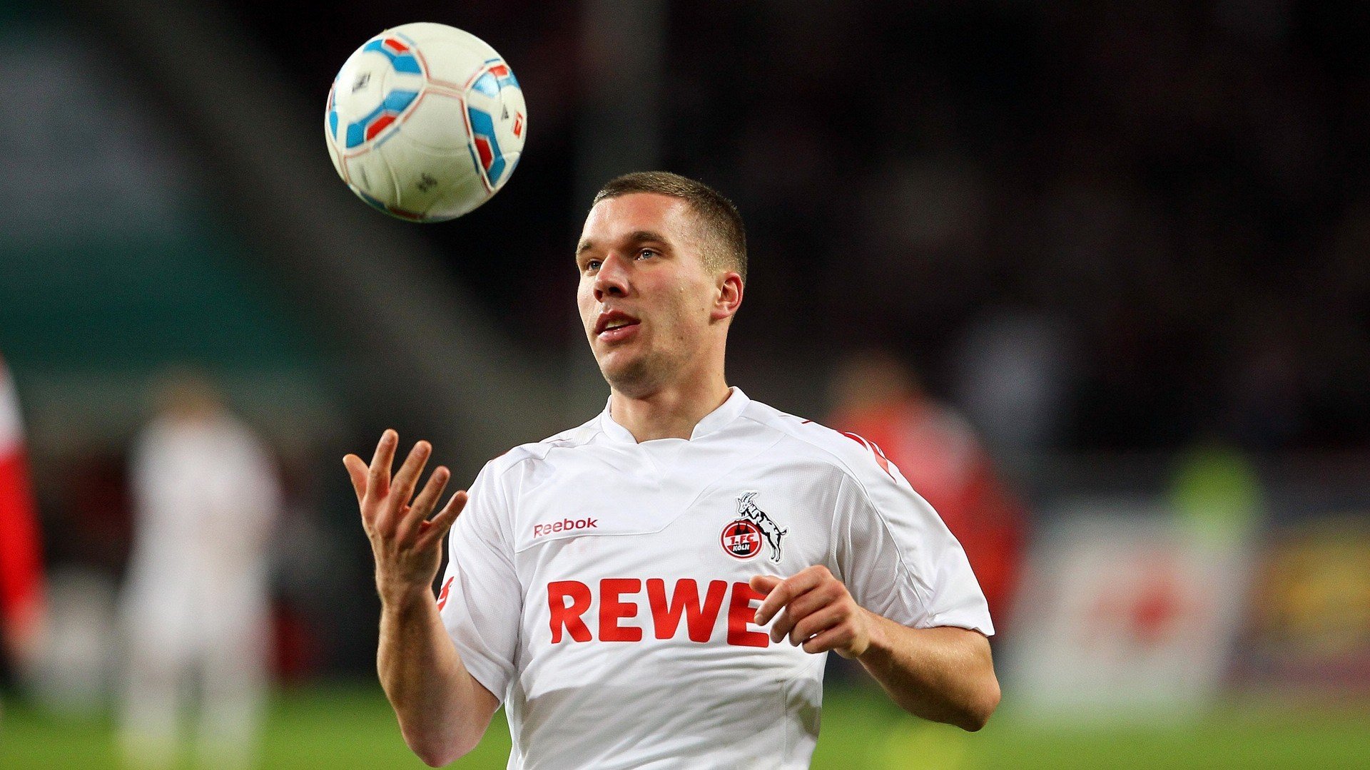 梅西第七次捧起金球奖 刷新历史纪录再创辉煌